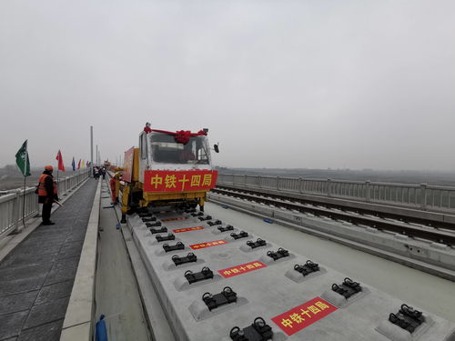 潍莱高铁右线今晨顺利跨越青荣铁路 创两项国内施工记录