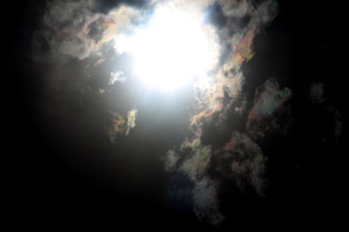 实拍超级月亮破云而出瞬间壮观景象