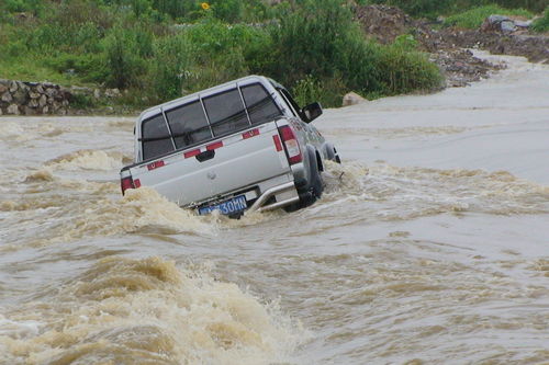 车险涉水险怎么赔付 车辆浸水的正确处理方式